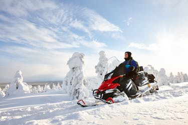 Safari de moto de neve de dia inteiro na floresta do Círculo Polar Ártico